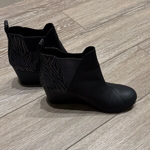 Toms Kelsey Black Zebra Trim Pattern Ankle Boots-Leather